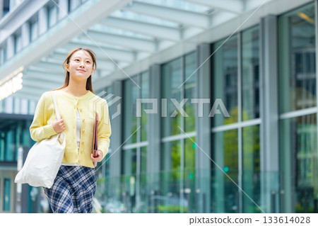 走在校園裡的大學生 133614028