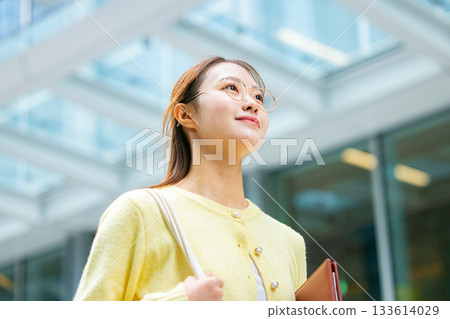 走在校園裡的大學生 133614029