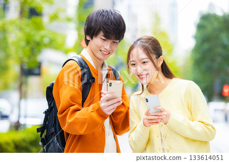 城市裡的年輕男女都在看智慧型手機。 133614051