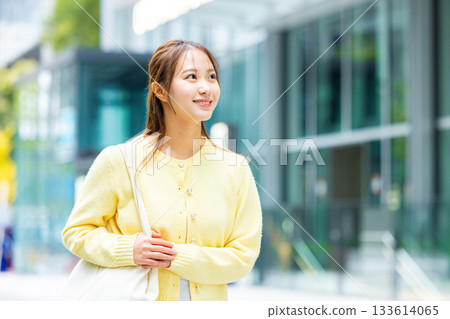 走在城市的一位小姐 133614065