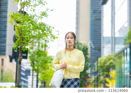 走在城市的一位小姐 133614066