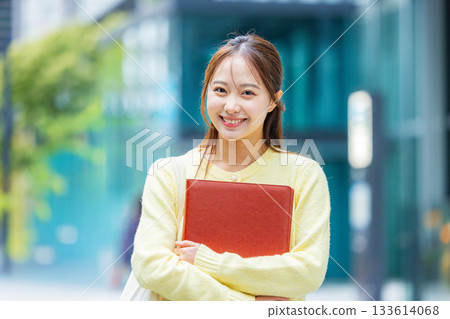 有文件的女商人 133614068