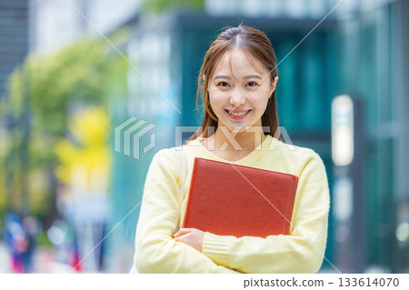 有文件的女商人 133614070