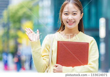 有文件的女商人 133614071