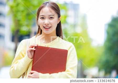 有文件的女商人 133614076