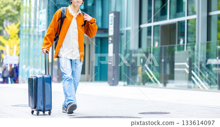 搬到東京男性 133614097