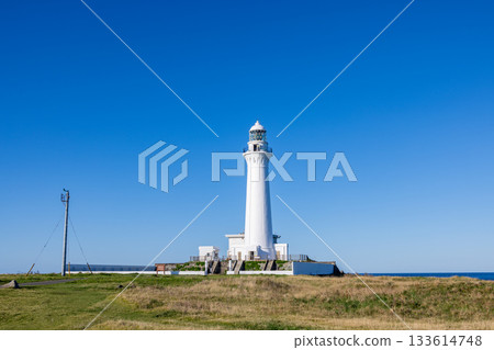 下北半島上的尻屋崎燈塔在藍天下巍然聳立 133614748