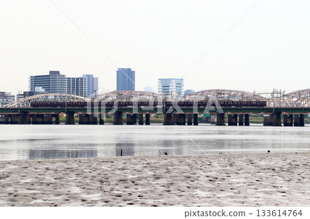 從淀川公園看到的阪急電鐵（大阪府大阪市淀川區） 133614764