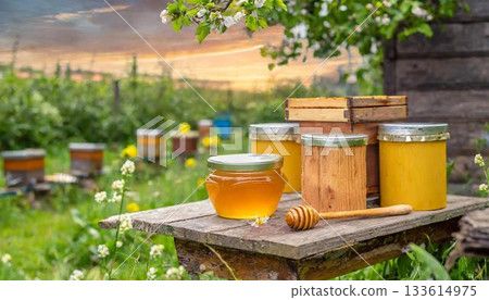 honey in the pot 133614975