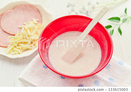 Dissolve the rice flour in milk Dissolve the rice flour in milk 133615003