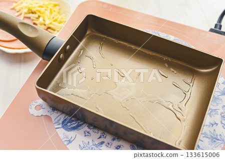 在煎鍋裡倒入油 133615006