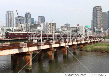 阪急電車駛過新淀川橋(大阪府大阪市淀川區) 阪急電車駛過新淀川橋(大阪府大阪市淀川區) 133615617