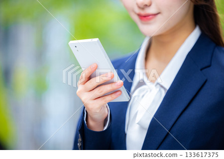 處理智能手機手的女商人 133617375
