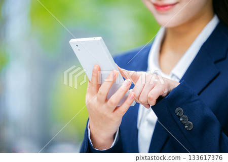 處理智能手機手的女商人 133617376
