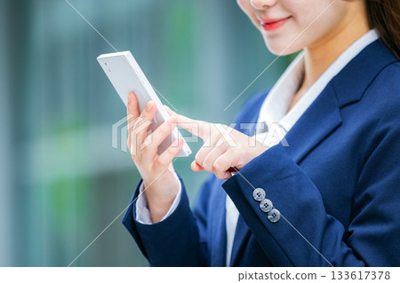 處理智能手機手的女商人 133617378