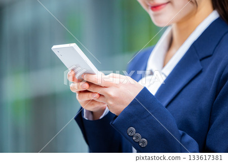處理智能手機手的女商人 133617381