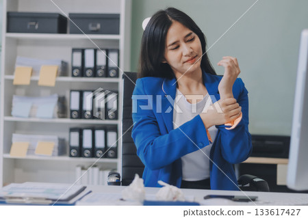 Asian women Aches from working She felt like relaxing 133617427