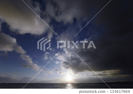 傍晚的天空,藍天白雲,港口景色宜人,春季,超廣角鏡頭,聚焦天空,下午2:03:20 傍晚的天空,藍天白雲,港口景色宜人,春季,超廣角鏡頭,聚焦天空,下午2:03:20 133617669