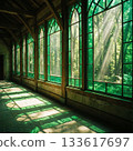 走廊裡，陽光透過翠綠的玻璃窗傾瀉而入。 133617697