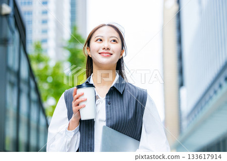 年輕女子在辦公區喝咖啡 133617914