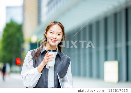 年輕女子在辦公區喝咖啡 133617915