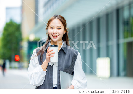 年輕女子在辦公區喝咖啡 133617916