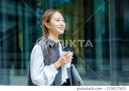 年輕女子在辦公區喝咖啡 133617925