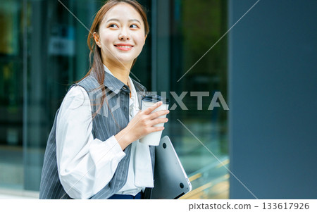 年輕女子在辦公區喝咖啡 133617926