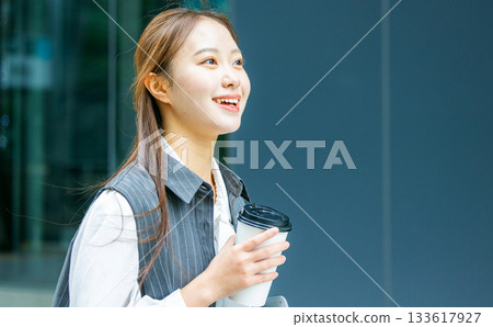 年輕女子在辦公區喝咖啡 133617927