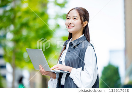 一位女商人正在辦公區使用筆記型電腦。 133617928