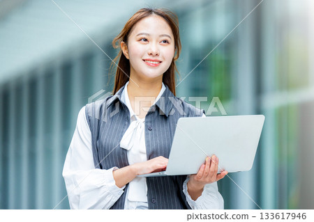 筆記本電腦業務的女人 133617946