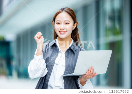 Business woman with laptop Business woman with laptop 133617952