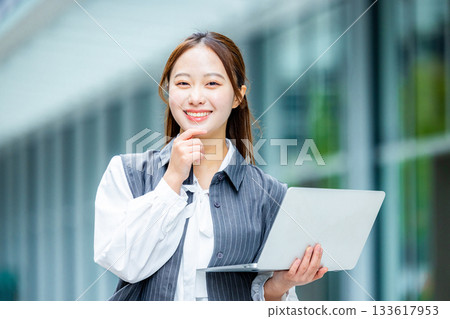 筆記本電腦業務的女人 133617953