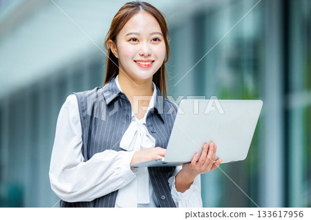 Business woman with laptop Business woman with laptop 133617956