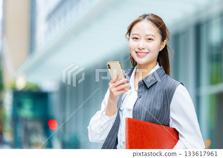 辦公區裡的女商人 133617961