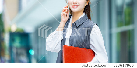 辦公區裡的女商人 133617966