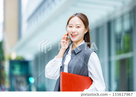 辦公區裡的女商人 133617967