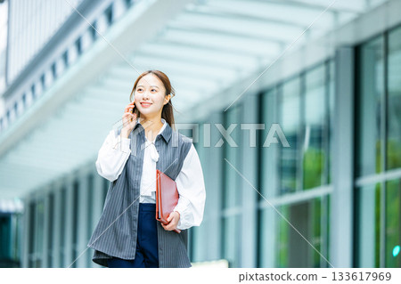 辦公區裡的女商人 133617969