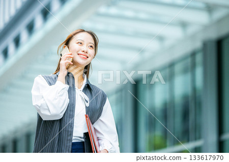 辦公區裡的女商人 133617970