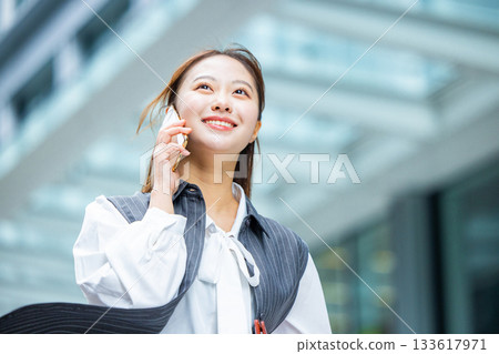 辦公區裡的女商人 133617971