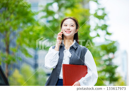 辦公區裡的女商人 133617973