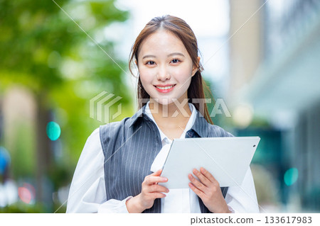 Business woman with tablet 133617983