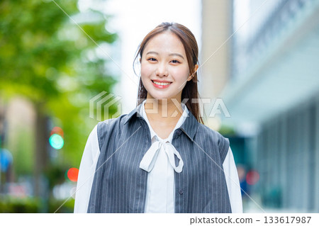 辦公區裡的女商人 133617987