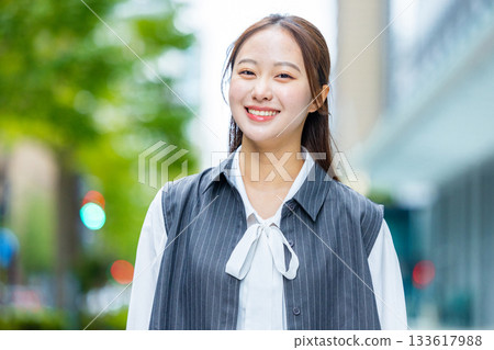 辦公區裡的女商人 133617988