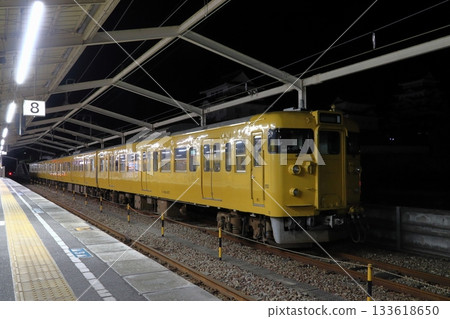 凌晨4點:一列115系列車清晨停靠在福山站的側線上。 凌晨4點:一列115系列車清晨停靠在福山站的側線上。 133618650