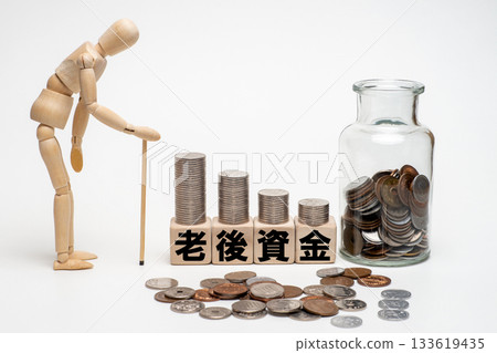 一張畫面顯示,退休金和罐子裡的硬幣正在逐漸減少。 一張畫面顯示,退休金和罐子裡的硬幣正在逐漸減少。 133619435