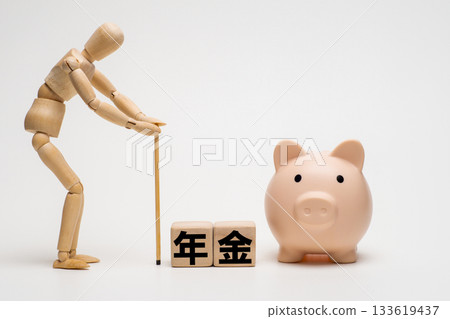 一張老人與存錢筒的照片 一張老人與存錢筒的照片 133619437