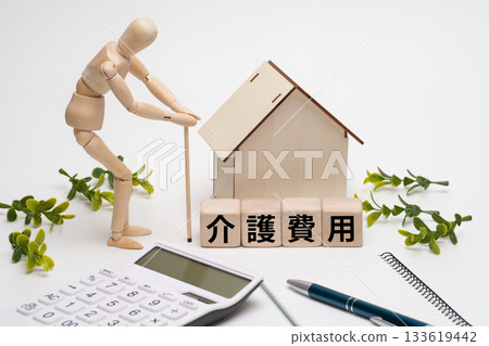 一張老年人畫玩偶和護理費用的圖片 133619442