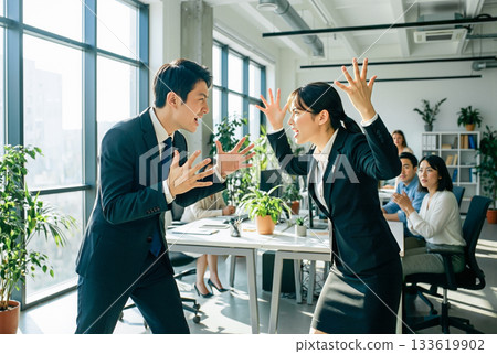 Male and female business people arguing and fighting in the office, confused colleagues 133619902