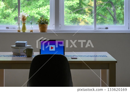 Room with desk 133620169